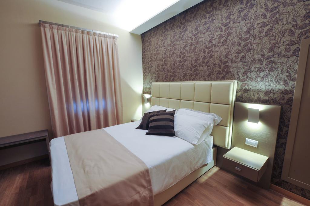 Hotel Dori Peschiera del Garda Phòng bức ảnh