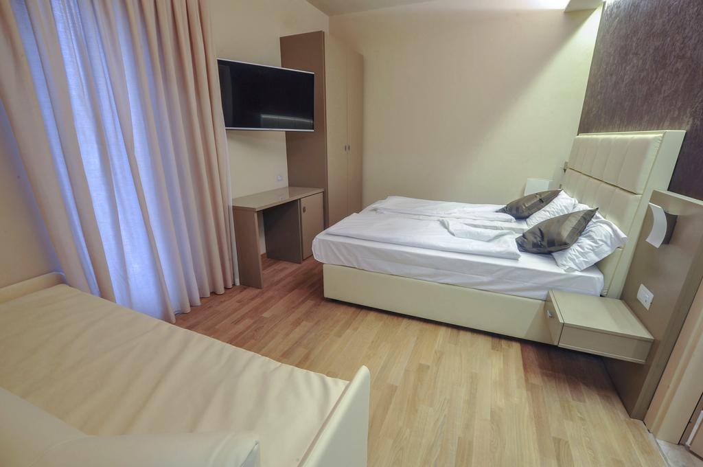 Hotel Dori Peschiera del Garda Phòng bức ảnh