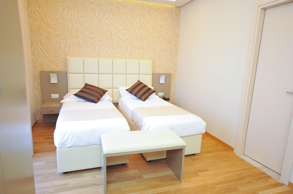 Hotel Dori Peschiera del Garda Phòng bức ảnh