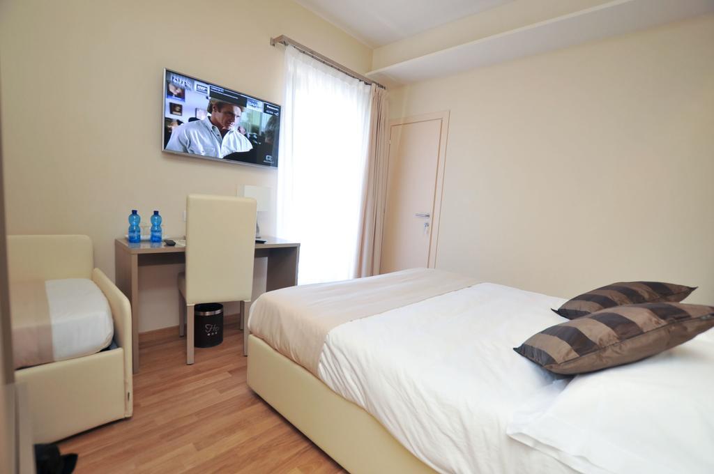 Hotel Dori Peschiera del Garda Phòng bức ảnh